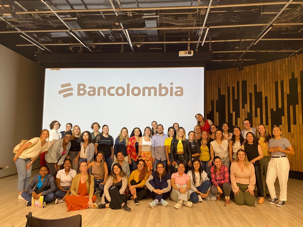 Pilar Castaño Pedroza con una comunidad empresarial en Bancolombia