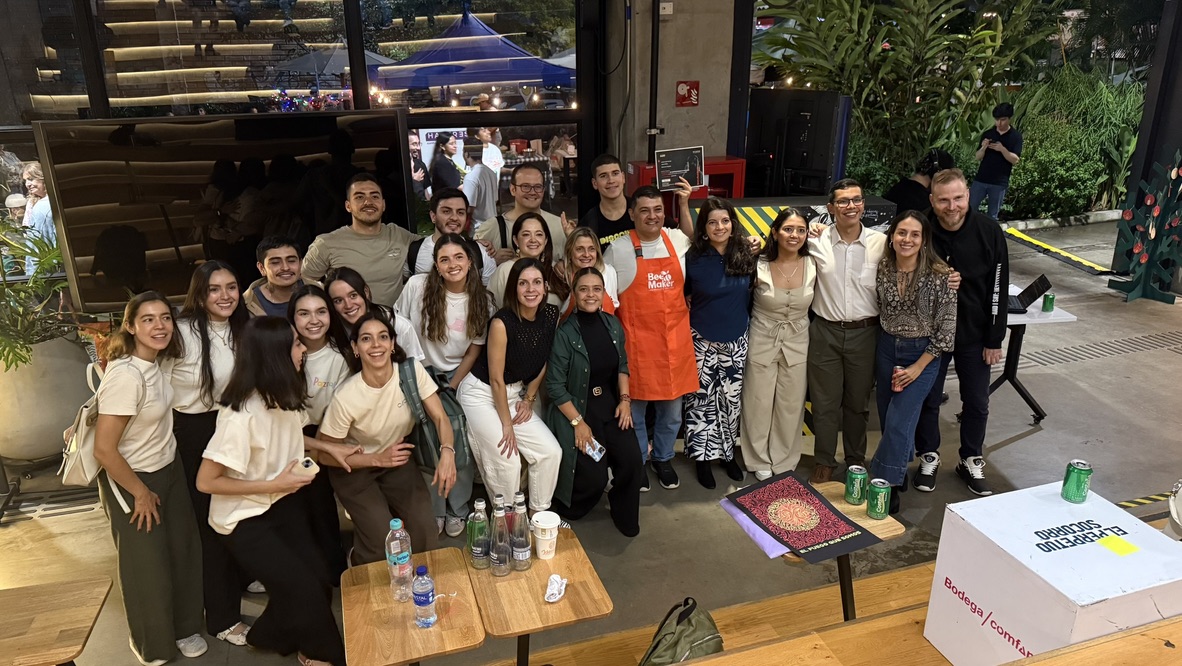 Pilar Castaño Pedroza con una comunidad de emprendimiento y mentoría