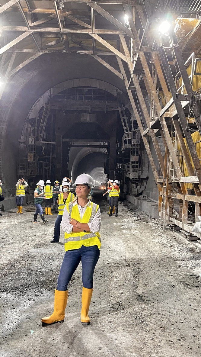 Pilar Castaño Pedroza durante una visita técnica a un túnel en construcción